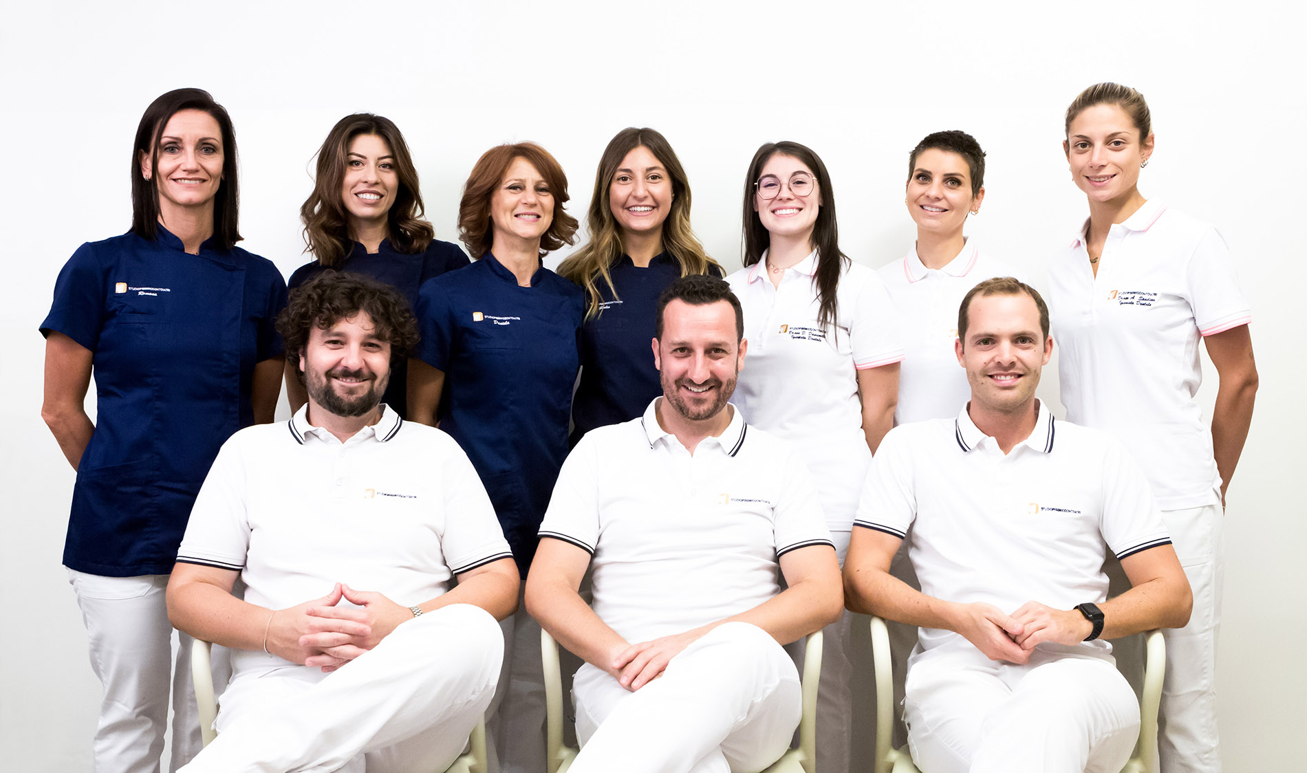 Lo staff al completo dello studio odontoiatrico Pisoni di Bergamo